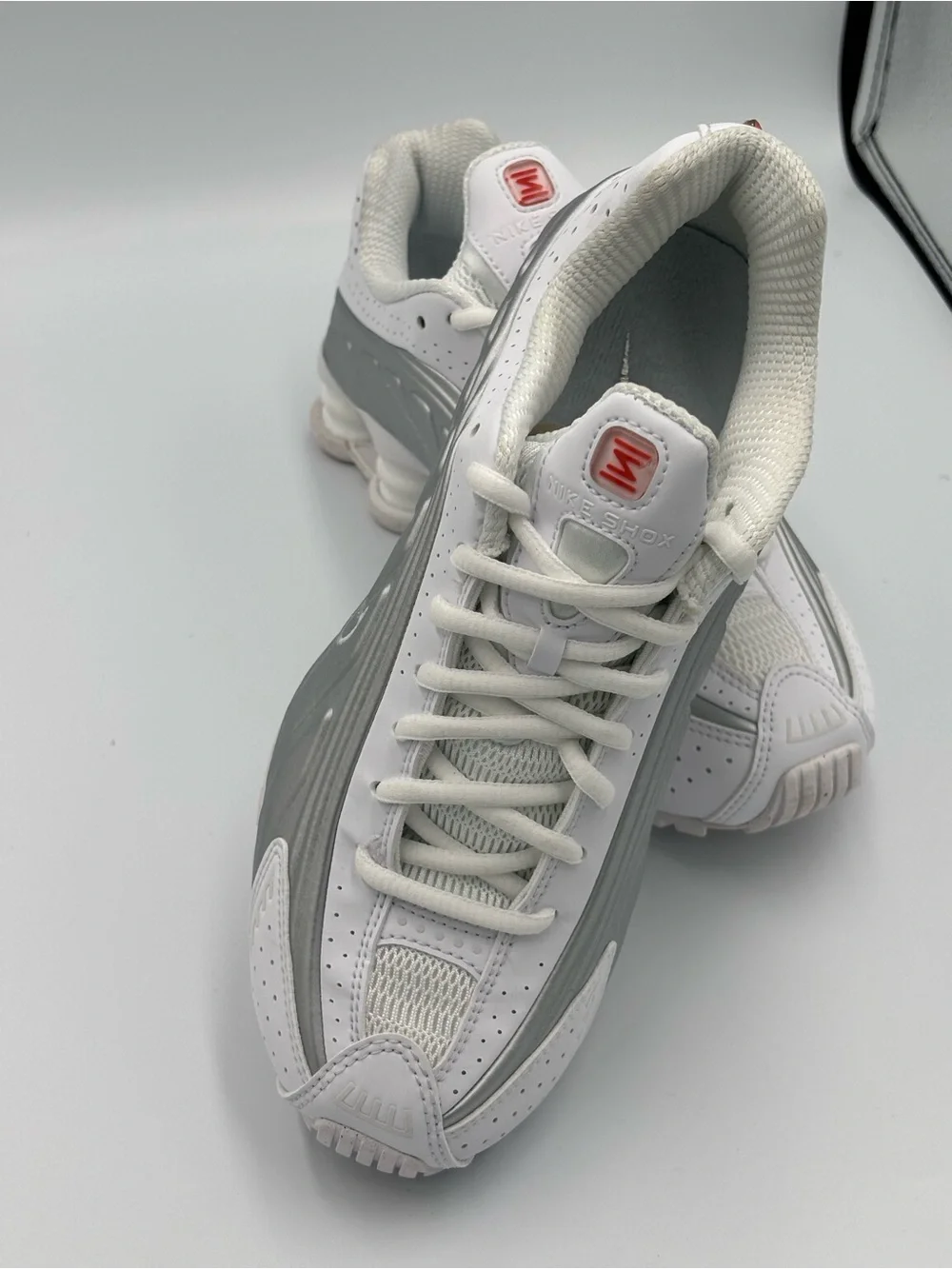 Nike Shox R4 White Metallic Silver Women’s Sneakers AR3565-101 Size 6.5 New